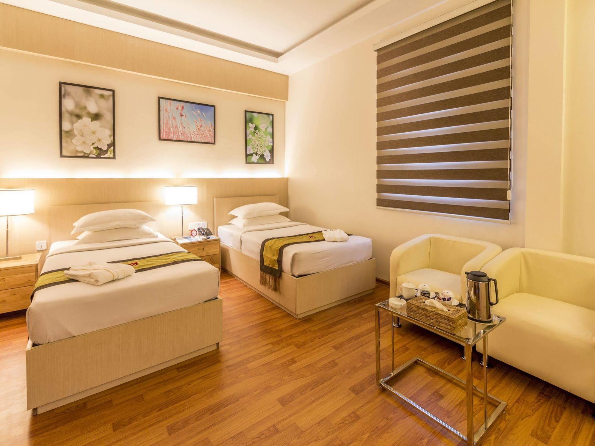 Hotel 7 Mile Yangon Esterno foto